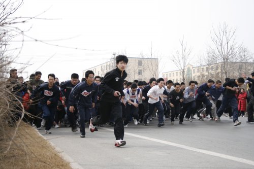 特钢公司300人参加春季长跑越野比赛